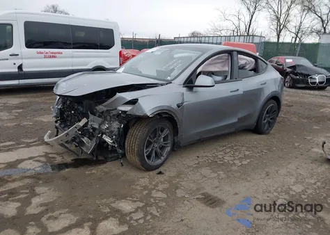 2025 Tesla Model Y Long Range Dual Motor All-Wheel Drive z USA, uszkodzony, nr VIN 7SAYGDEE0SA338433